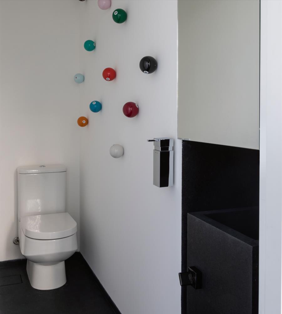 巴西 SP 住宅 | 金属折叠楼梯设计，双层高客厅与泳池完美融合-17