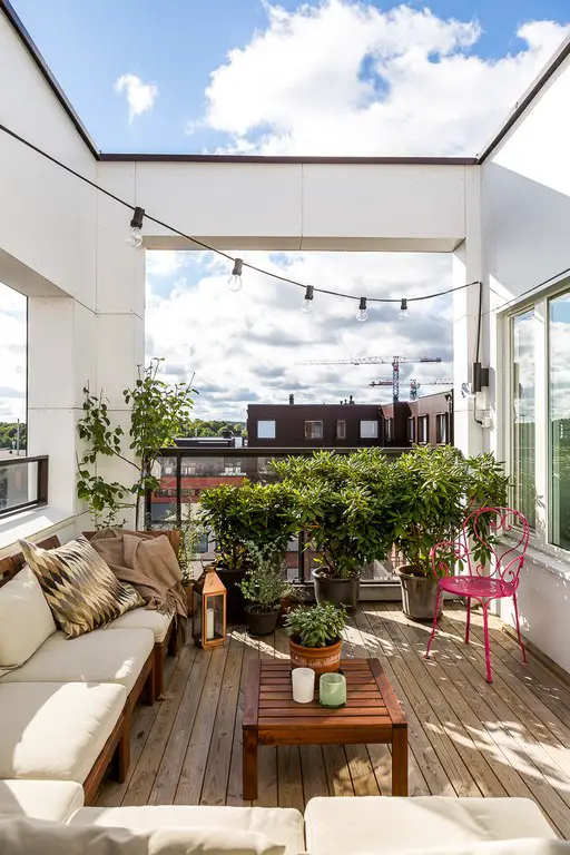 极简灰色公寓中的法国设计金属壁炉-21