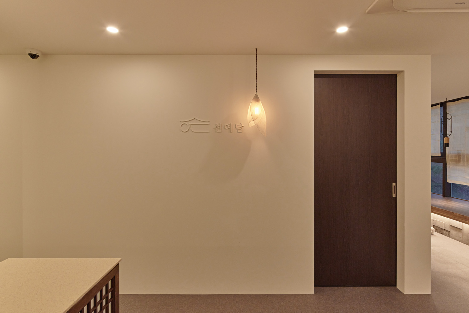 "木材与高级酒店氛围的完美融合 - 21 坪酒店式公寓室内设计"-15