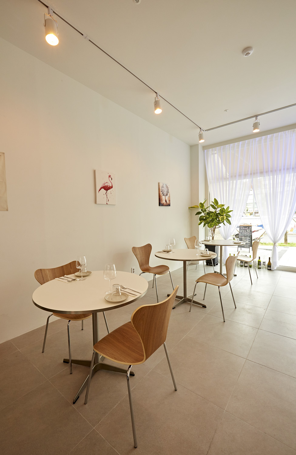 13 平小空间，白色与木色调的精致设计-11