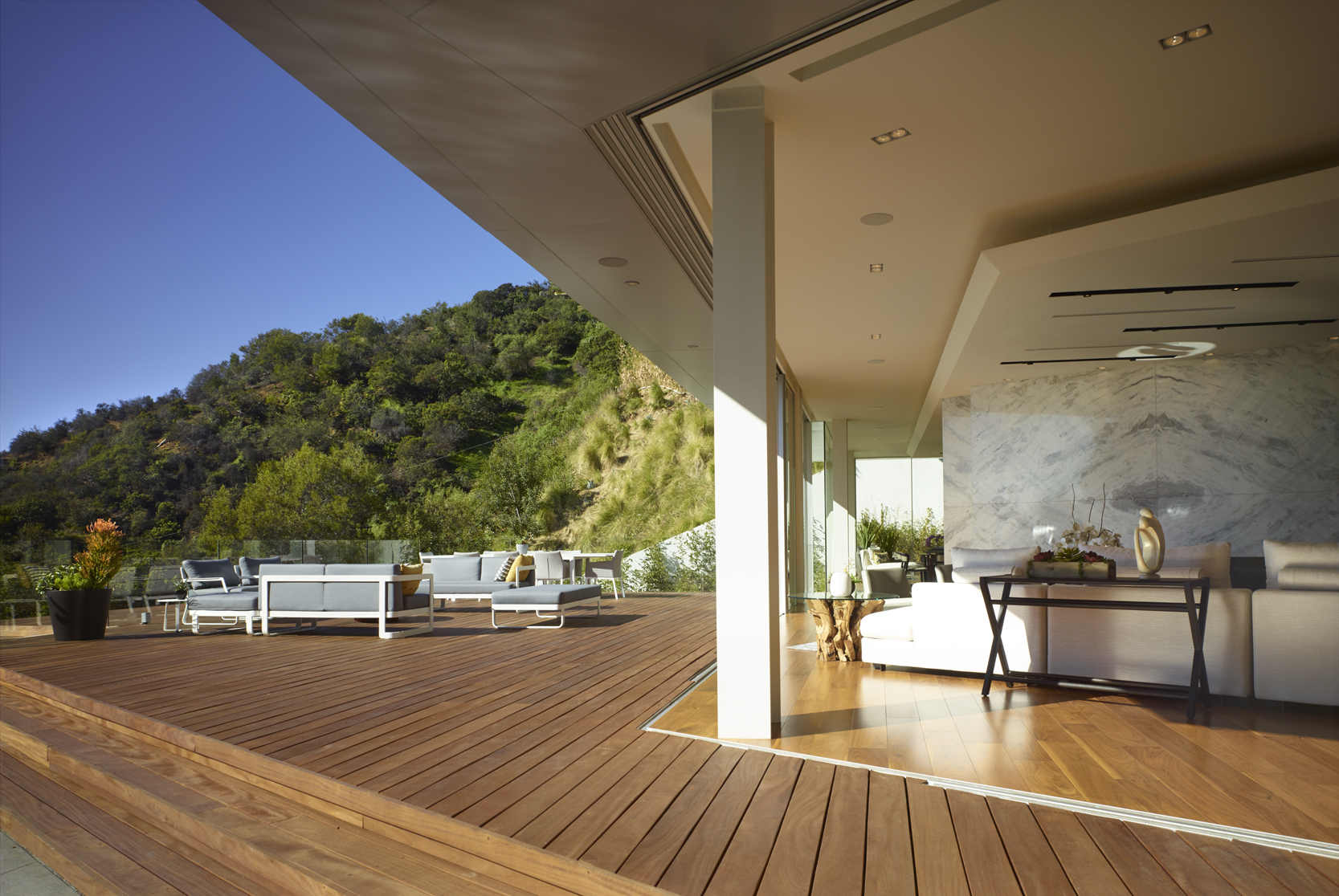 洛杉矶山坡上的浮动金属之家-29