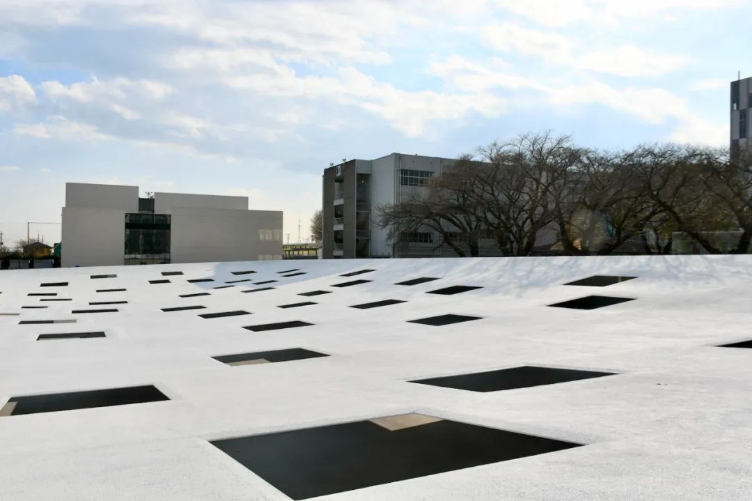 日本“最空白”建筑！无墙无柱无固定用途，59扇天窗让雨水阳光随意进出！网友：躺着发呆都变浪漫了-37