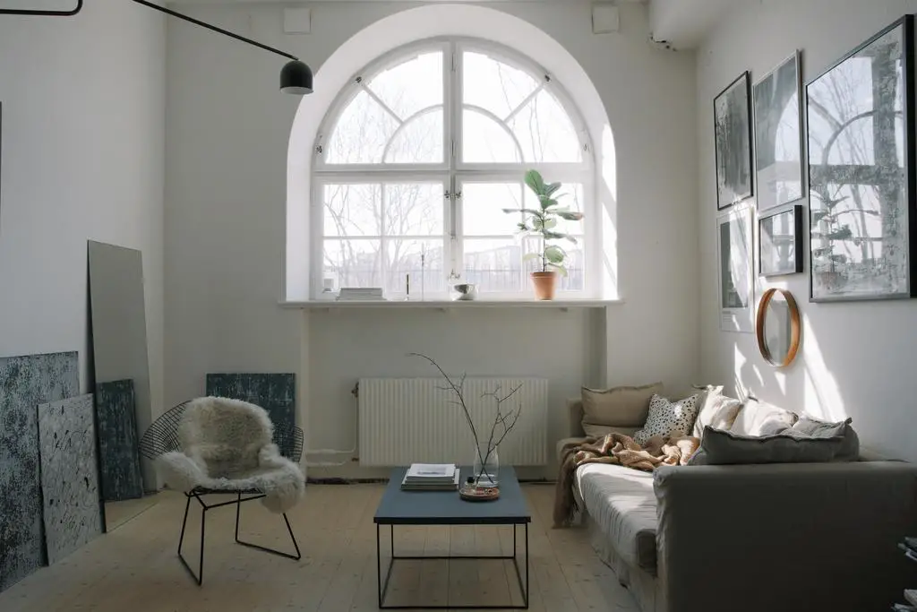 独特半圆形窗户照亮的明亮工作室-6