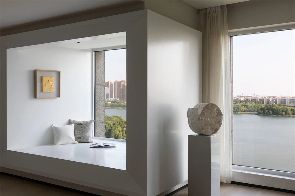 现代位于湖畔的大平层住宅丨中国-12