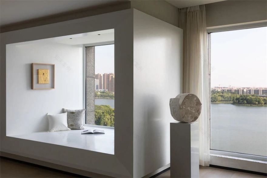 现代位于湖畔的大平层住宅丨中国-12