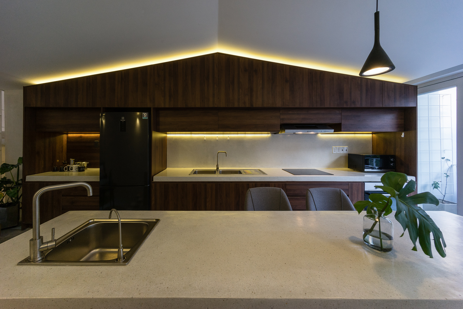 ZAKK ANDS HOUSE 透明金属边界与自然光影的完美融合-33