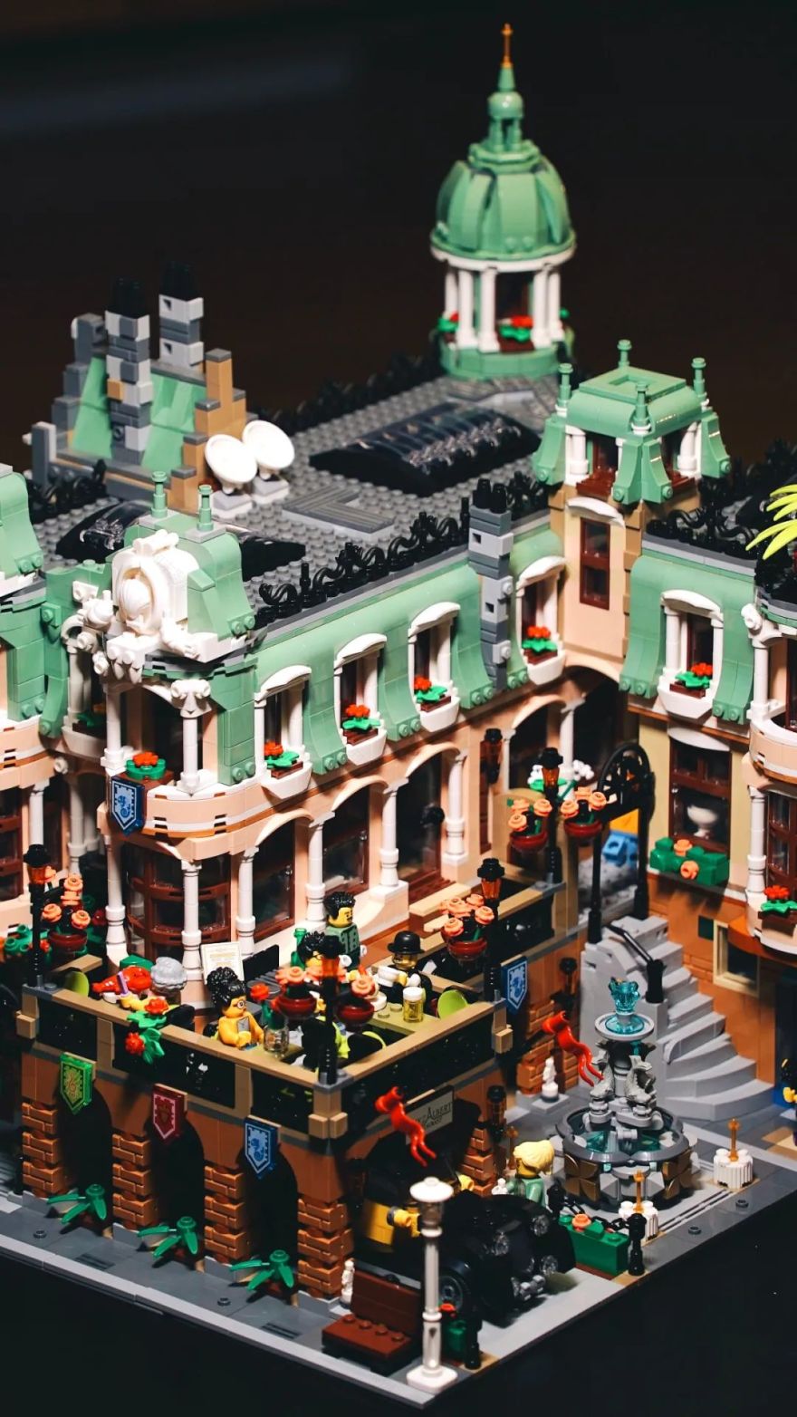 【精彩MOC欣赏】三套乐高街景10297组成的超级转角精品酒店——《皇家花园酒店》-108
