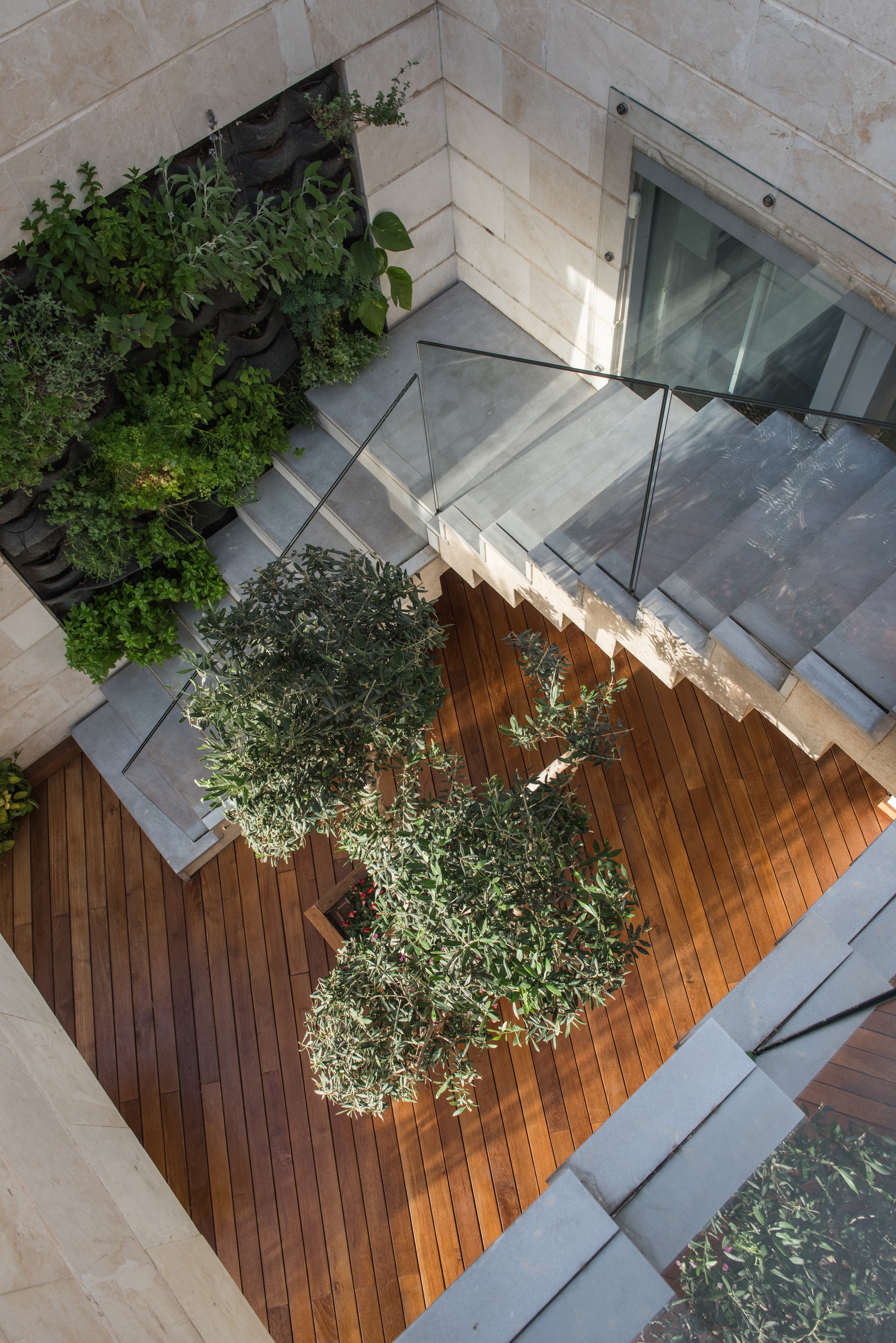 特拉维夫五角大楼顶层公寓 - 色彩斑斓的现代家庭空间-23