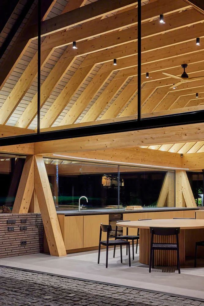 湖边森林中的钢构游泳池房丨立陶宛-41