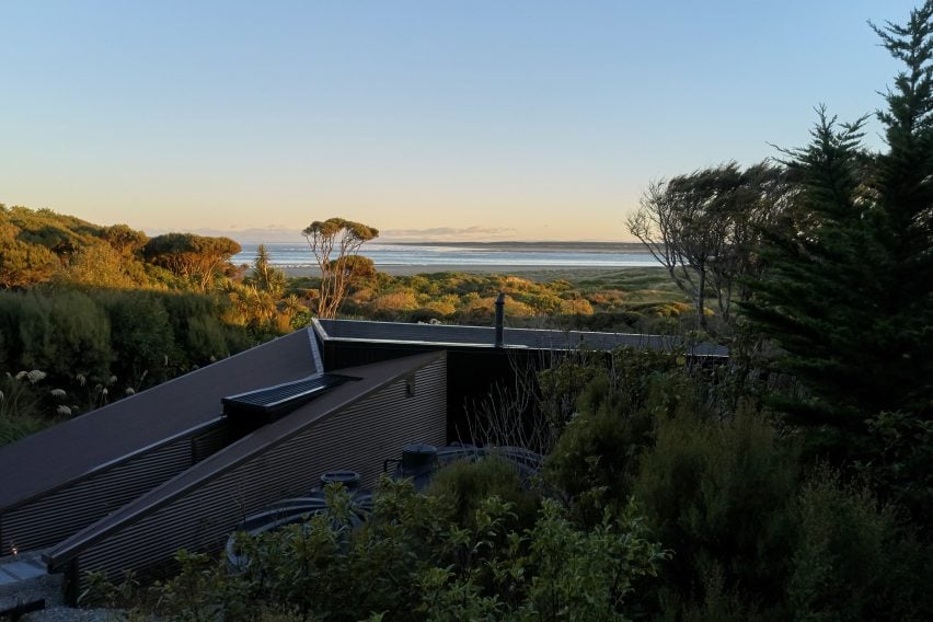 新西兰 Coast House · 与自然共生的现代海滨住宅丨Stacey Farrell-10