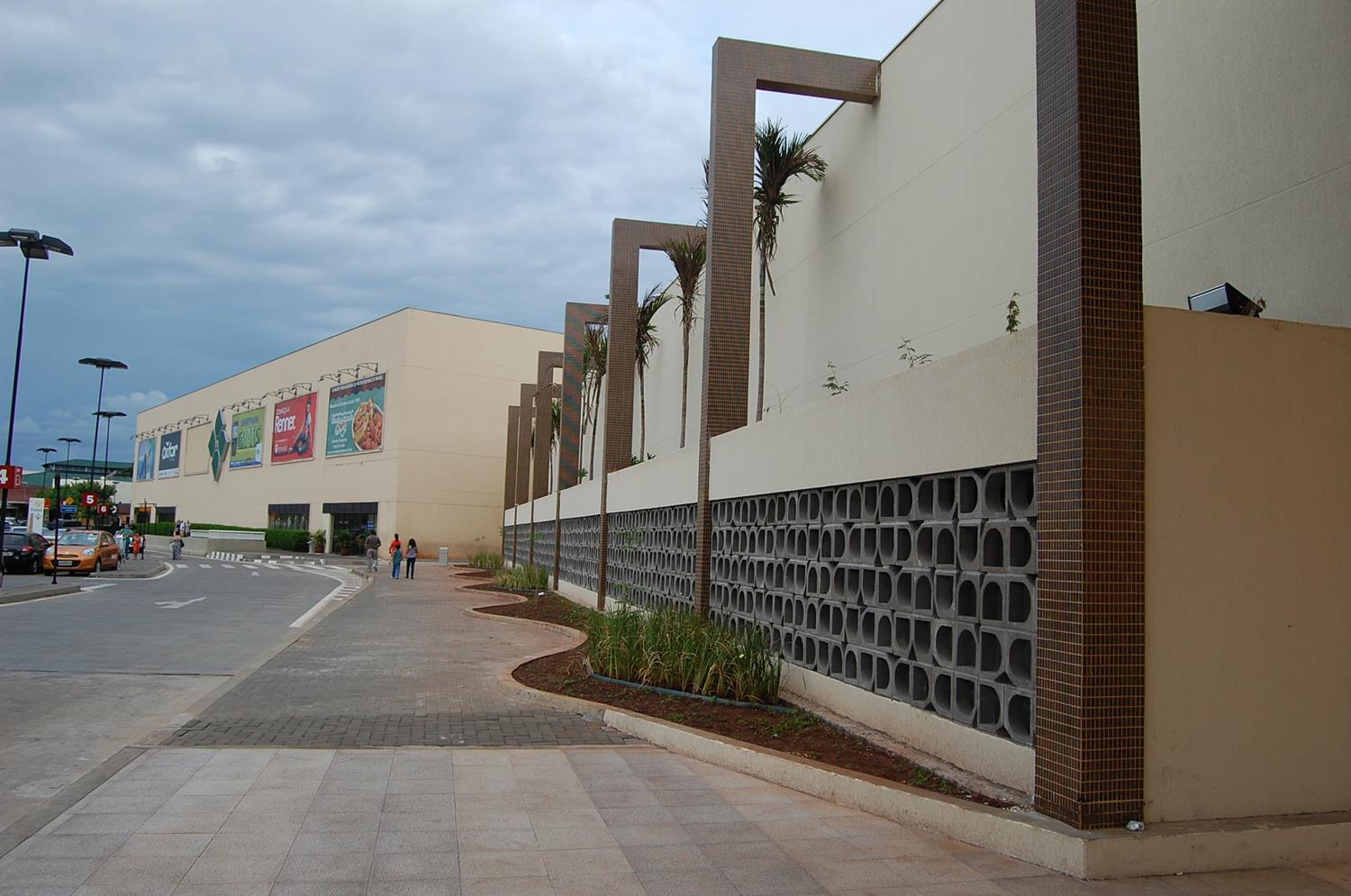 乌贝拉购物中心 | 垂直停车库与经济建筑模式的典范-3