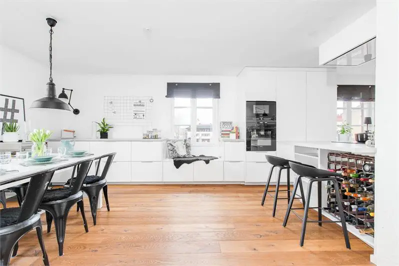 灰黑工业风厨房 | 完美融合 Tolix 钢椅与金属黑墙灯-8