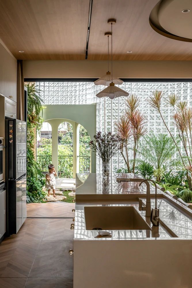 隐于城市，通透于心，3000块玻璃砖，拼出一个浪漫到不真实的家-30