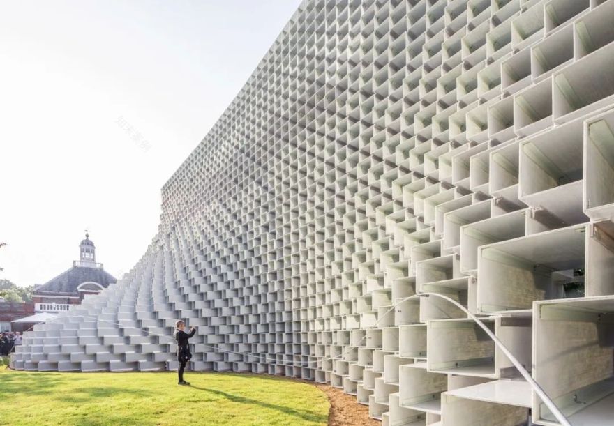 伦敦蛇形展馆"解构"之墙-7