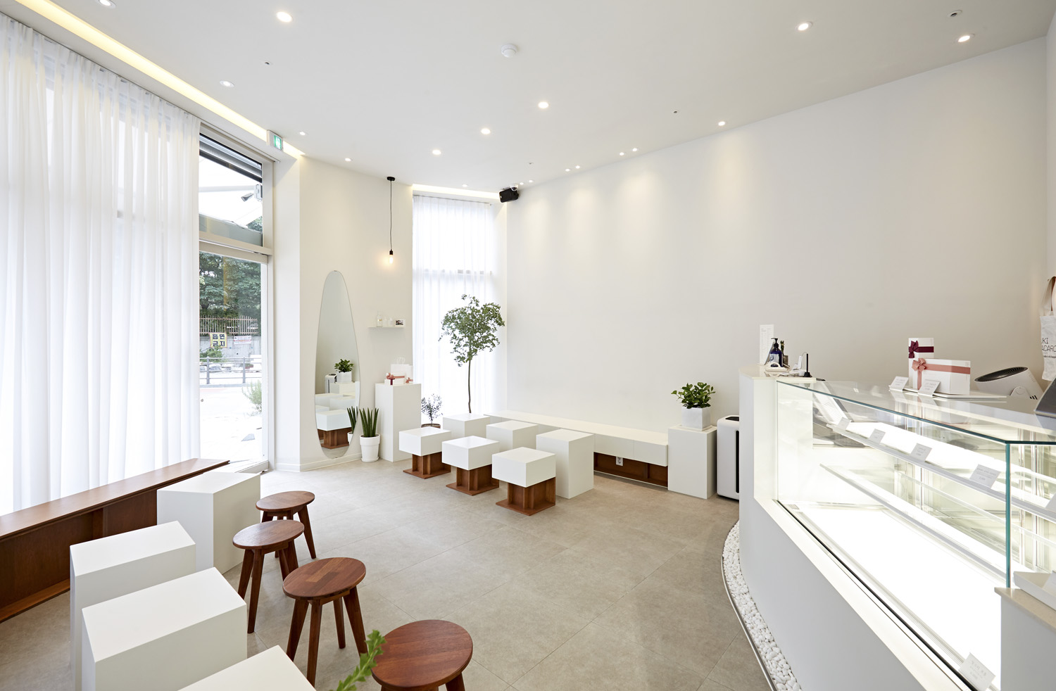 极简 13 坪咖啡厅，打造温馨舒适的室内空间-3