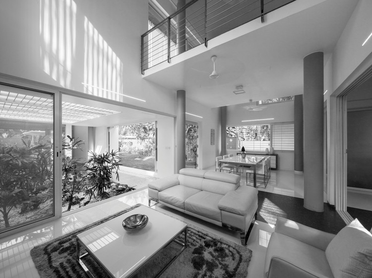 The Floating Parasol House  LIJO.RENY.architects-18