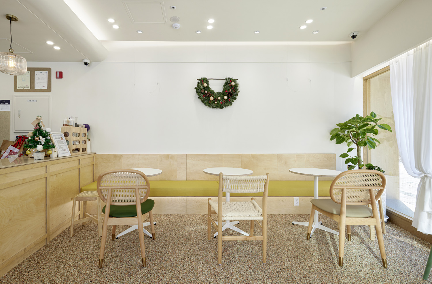 8 坪极简咖啡厅 | 白色与木色的完美融合-5