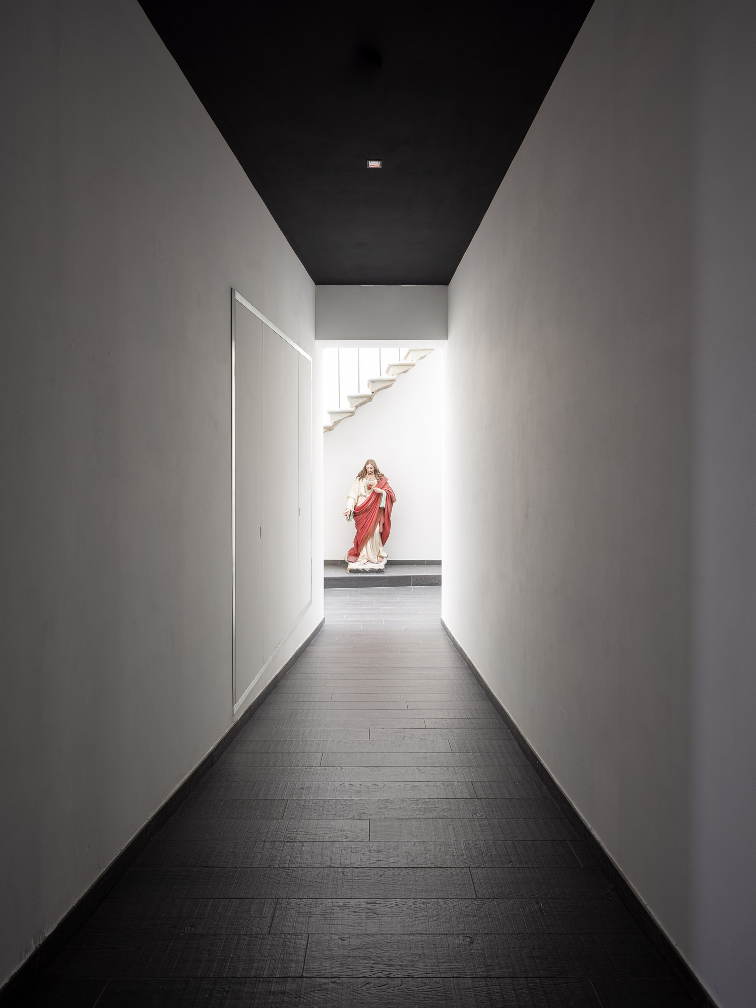 光影交织下的历史教堂修复-43