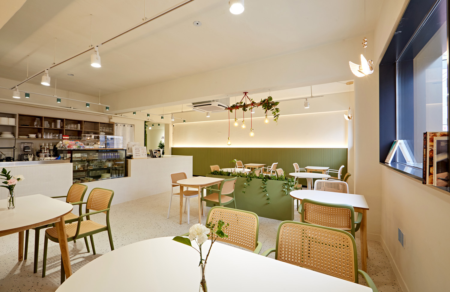 白色与木色 | 20 平米小空间的极简设计魅力-7