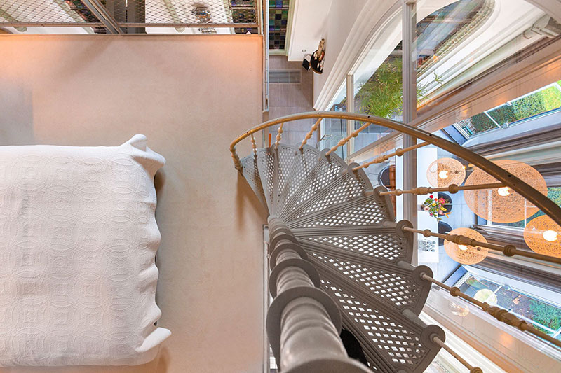 百年教堂变私人住宅，彩色玻璃与圣像的奇幻世界-15