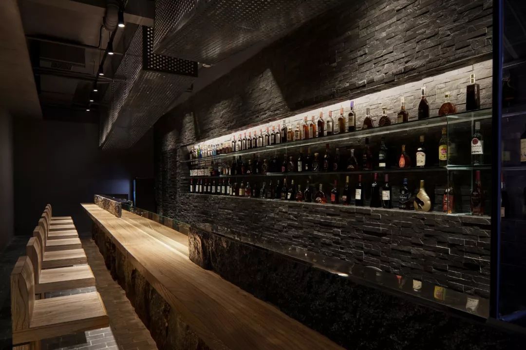 重庆赤犇炭火烤肉店——原始暗黑风潮的美食空间-42