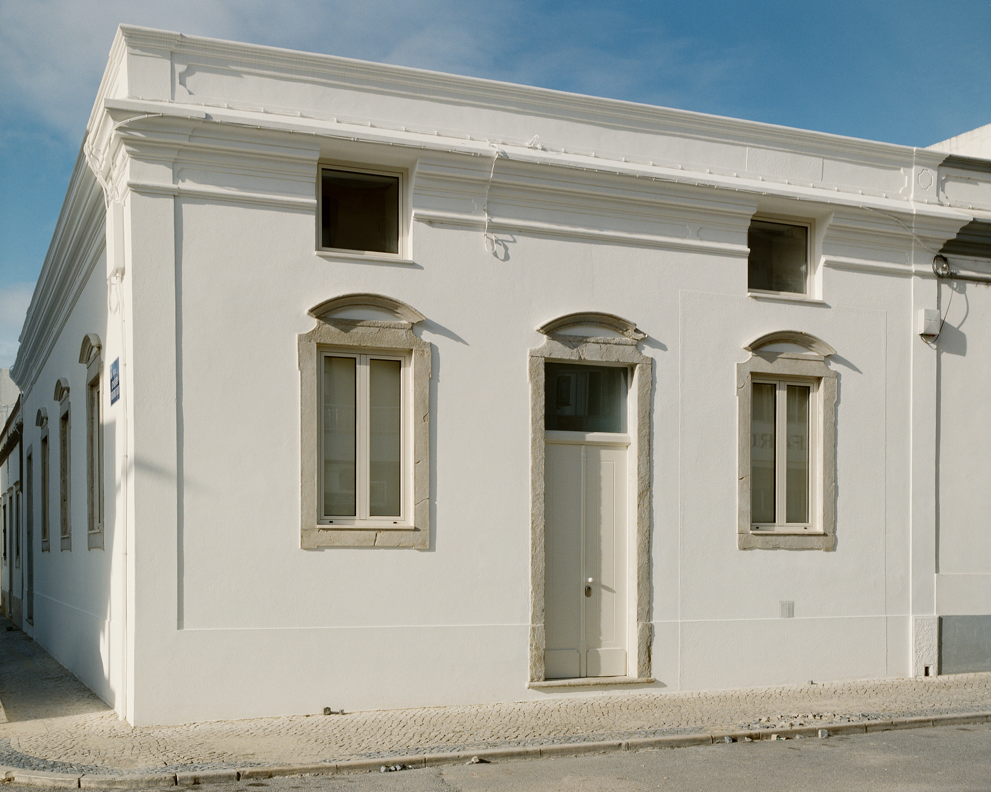 Cut(outs) House – Ceiling, Walls and Pillar  / Corpo Atelier-8