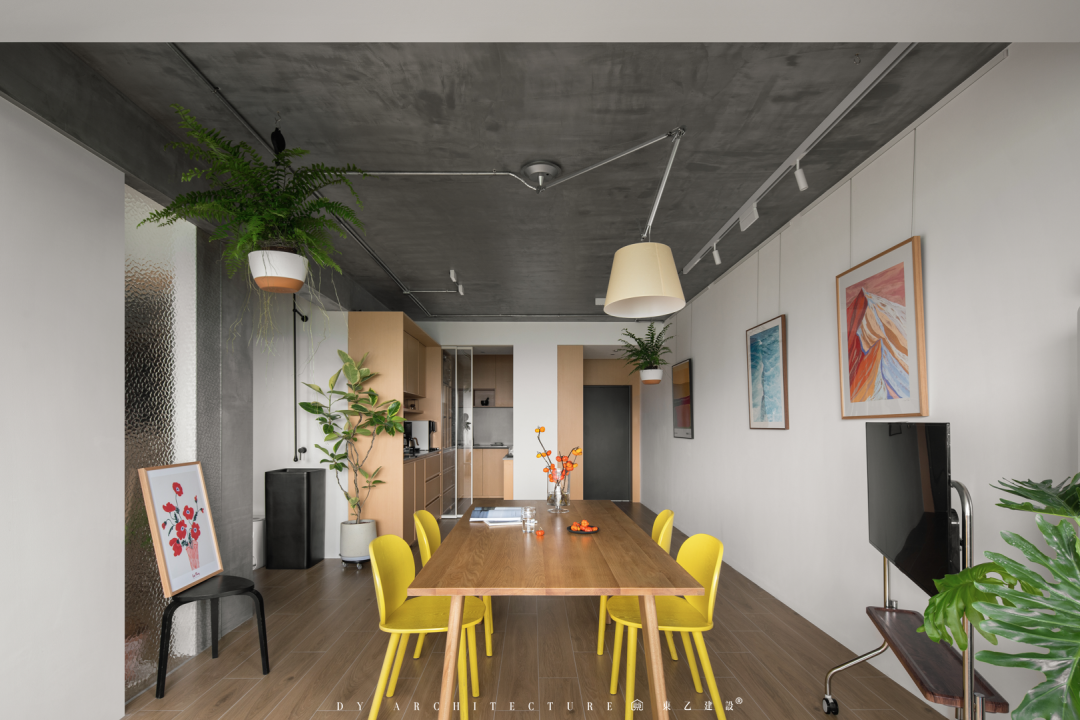 原始粗狂的混凝土裸顶遇上紧凑小三房,这酷酷的松弛感真让人着迷丨中国长沙丨東乙建设-131