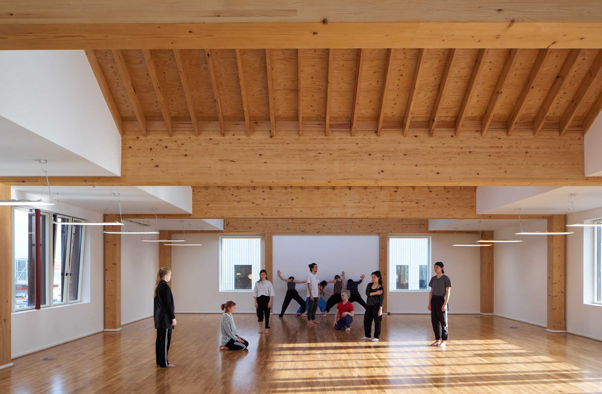 金字形神塔和菱形建筑丨英国伦敦丨Mole Architects-21