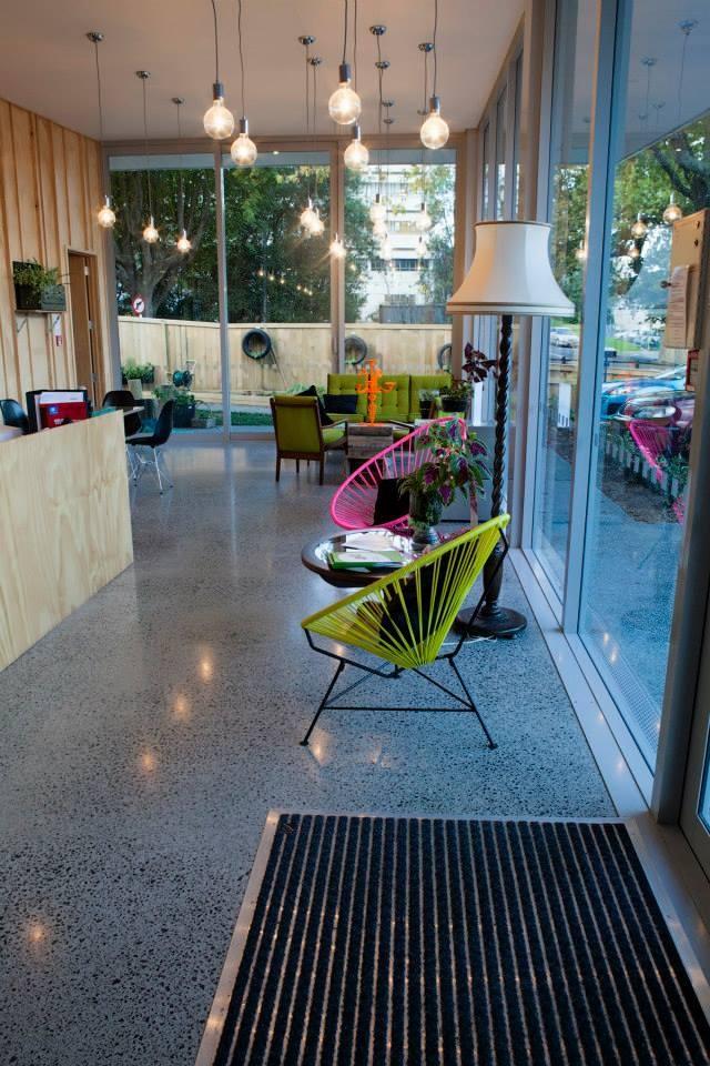 汉密尔顿新芽儿童中心 · 公园中的白色木箱幼儿园-11