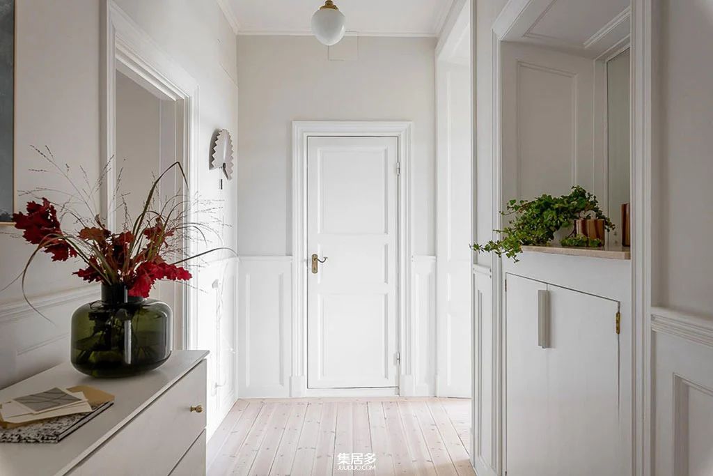 明亮斯堪的纳维亚公寓中的画廊式墙面点亮家居艺术-16