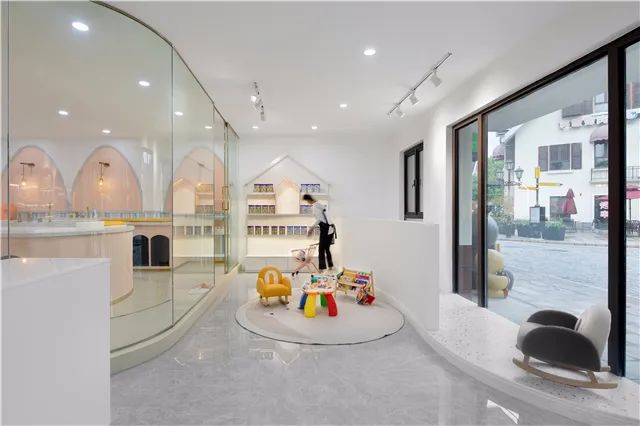 时尚大气的 Bolootown 母婴店 | 人性化设计,温馨舒适-80