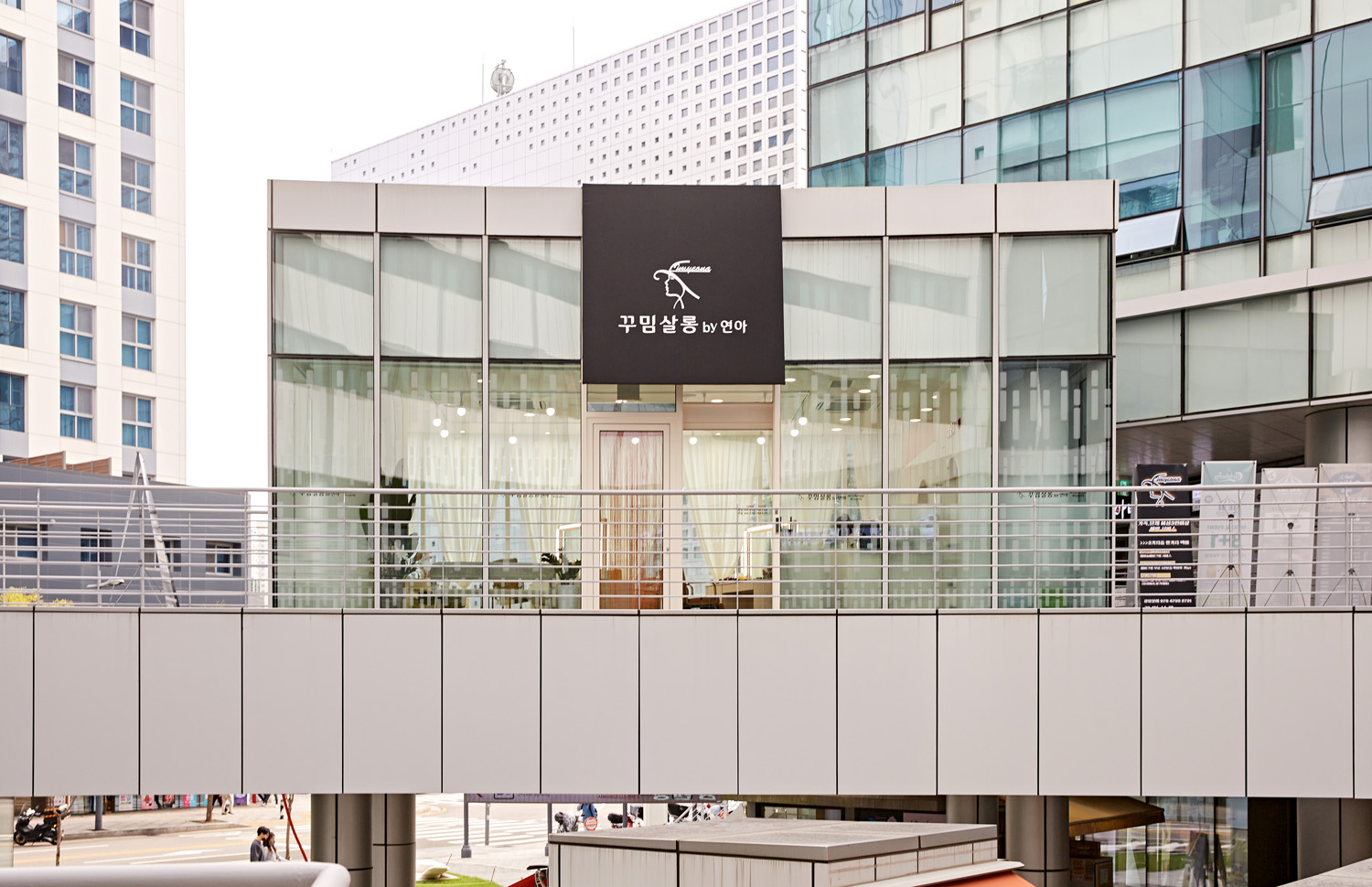 白色简约设计，打造 12 平米工作室的魅力-2