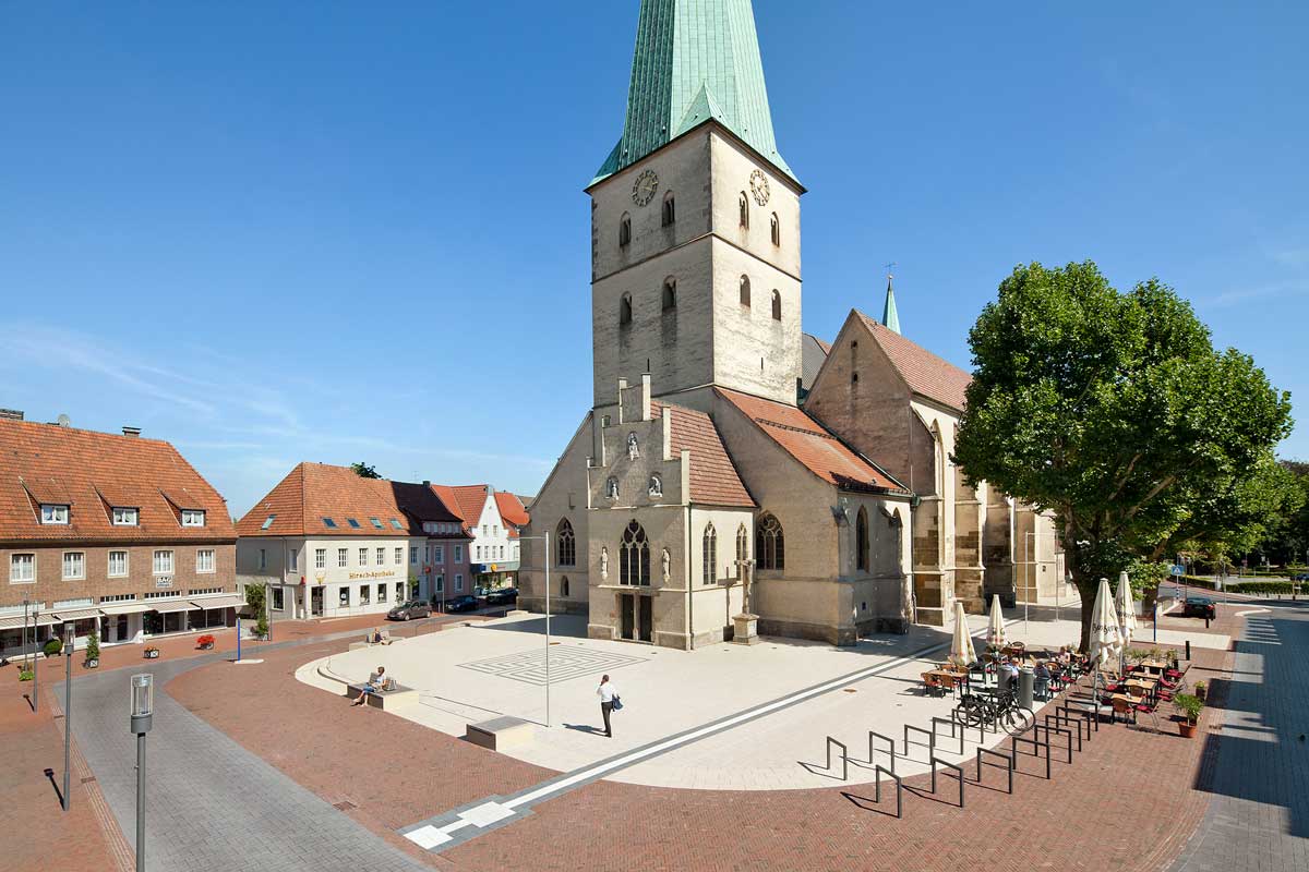 德国 Borken 圣雷米吉乌斯教堂广场的现代改造-2