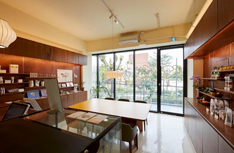 黄色桌点亮的 20 平米宠物食品店-7