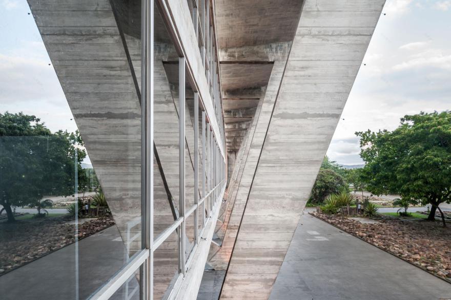 巴西里約熱內盧現代藝術博物館:建築大師 Affonso Eduardo Reidy 採V形柱列、懸吊樓板,打造現代主義建築經典 | FAM-15