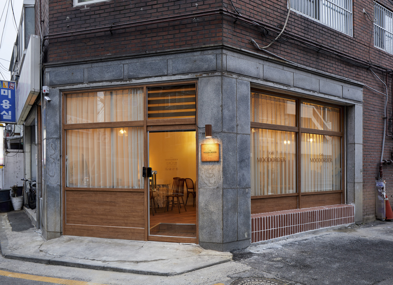 十平米咖啡店，极简设计打造温馨空间-2