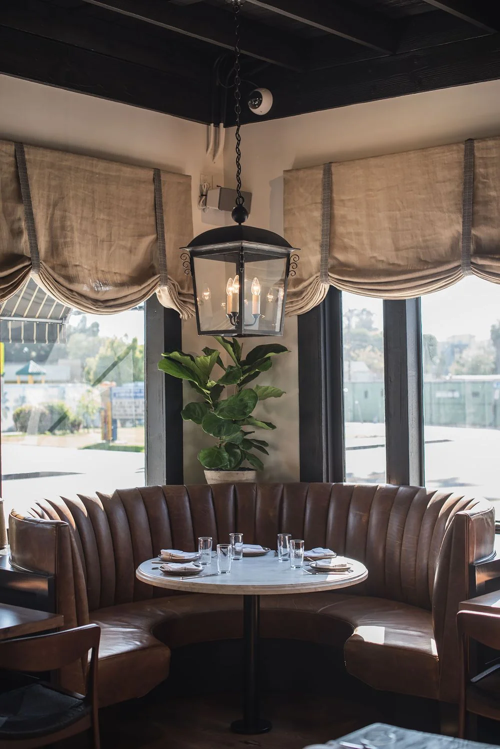 费利餐厅

注：trattoria常见意思是小餐馆；小饭馆；家庭经营的餐厅 ，这里结合语境推测 feli 可能是餐厅名称，所以整体翻译为费利餐厅  丨美国-30