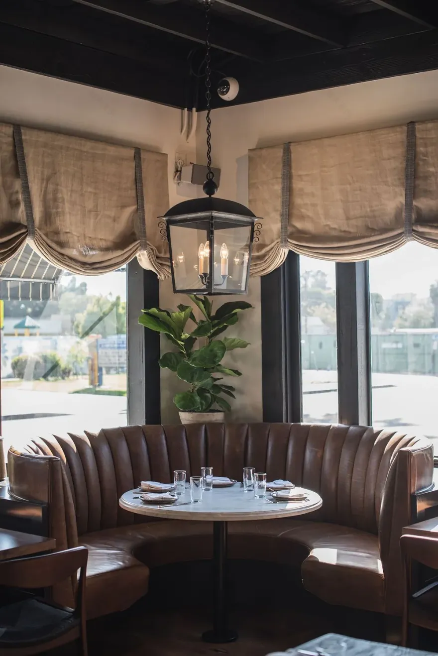 费利餐厅
注:trattoria常见意思是小餐馆;小饭馆;家庭经营的餐厅 ,这里结合语境推测 feli 可能是餐厅名称,所以整体翻译为费利餐厅 丨美国-30