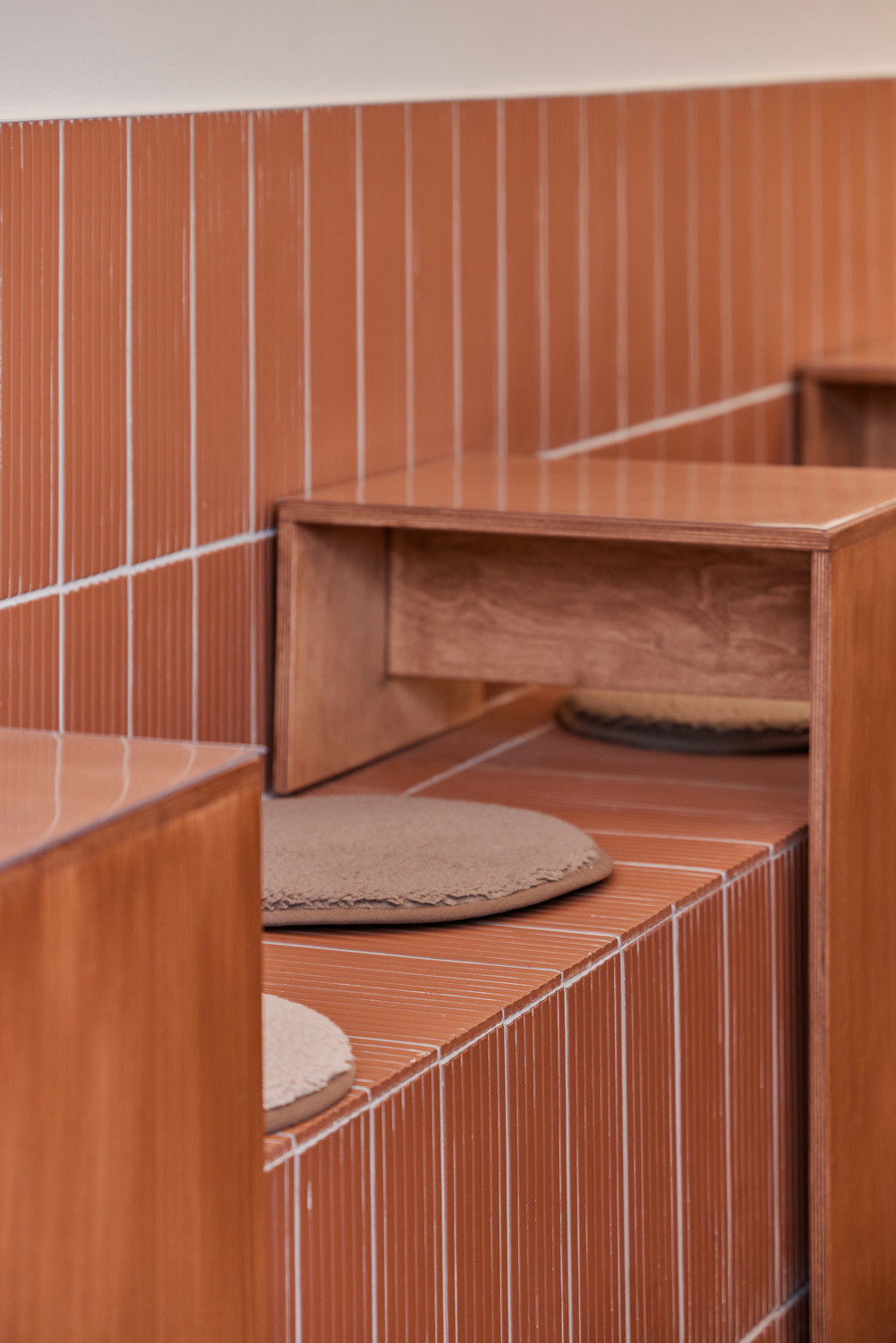 白色与木质，打造极简咖啡厅之美-15