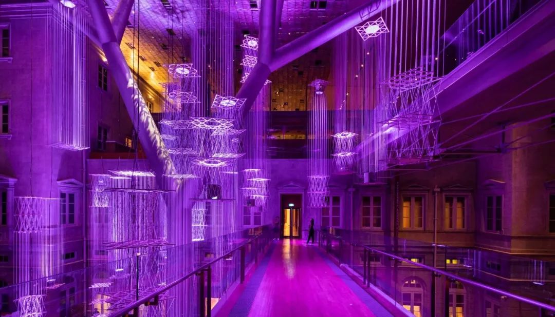 梦幻浮城 · 新加坡国家美术馆中庭的照明艺术丨Nipek-15