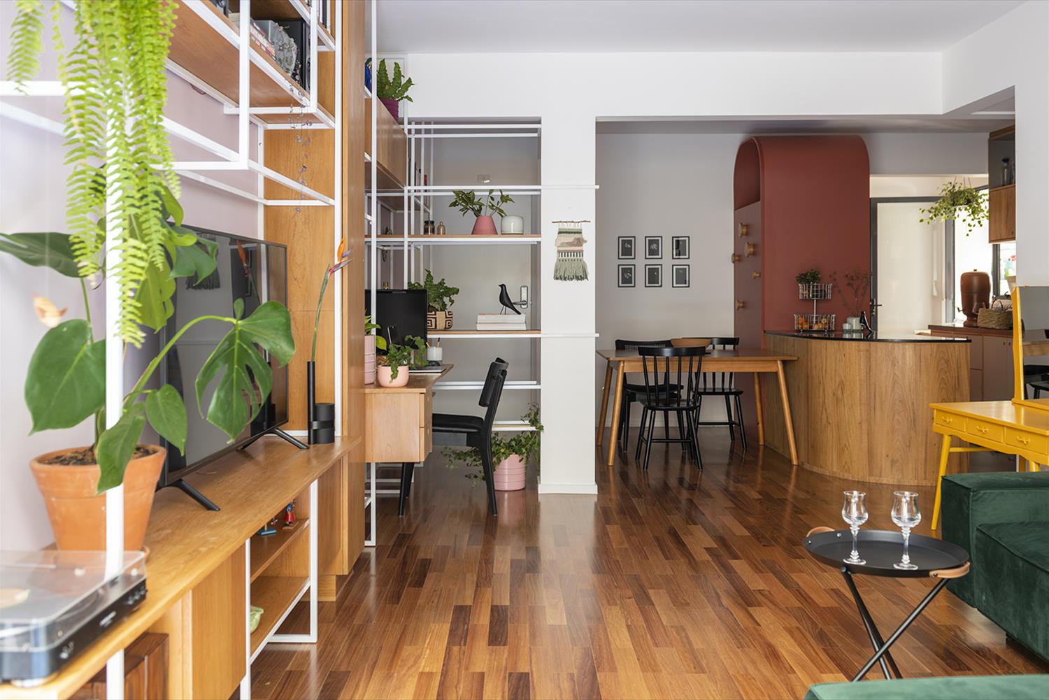 复古公寓翻新 | 多功能设计与自然元素的完美结合-7