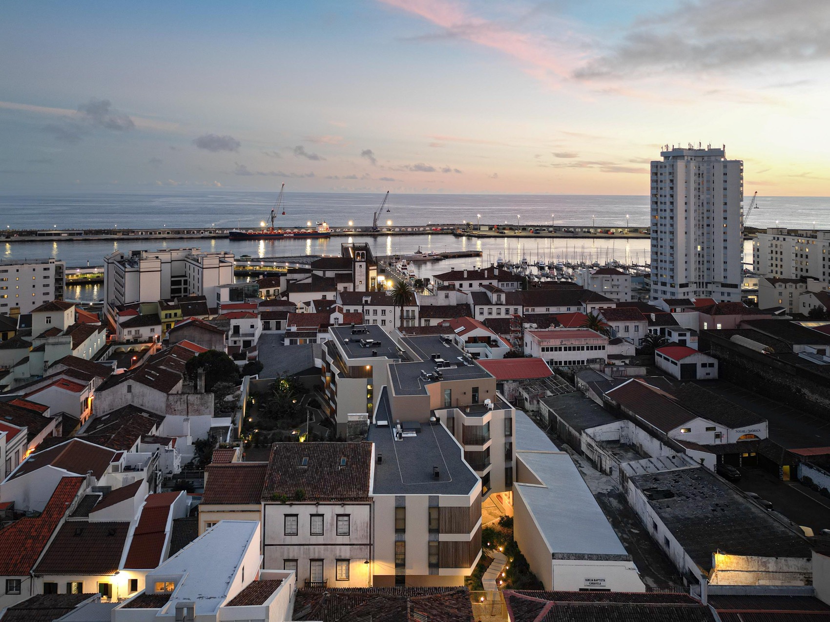 ERNESTO DO CANTO住宅区丨葡萄牙蓬塔德尔加达丨BOX arquitectos-13