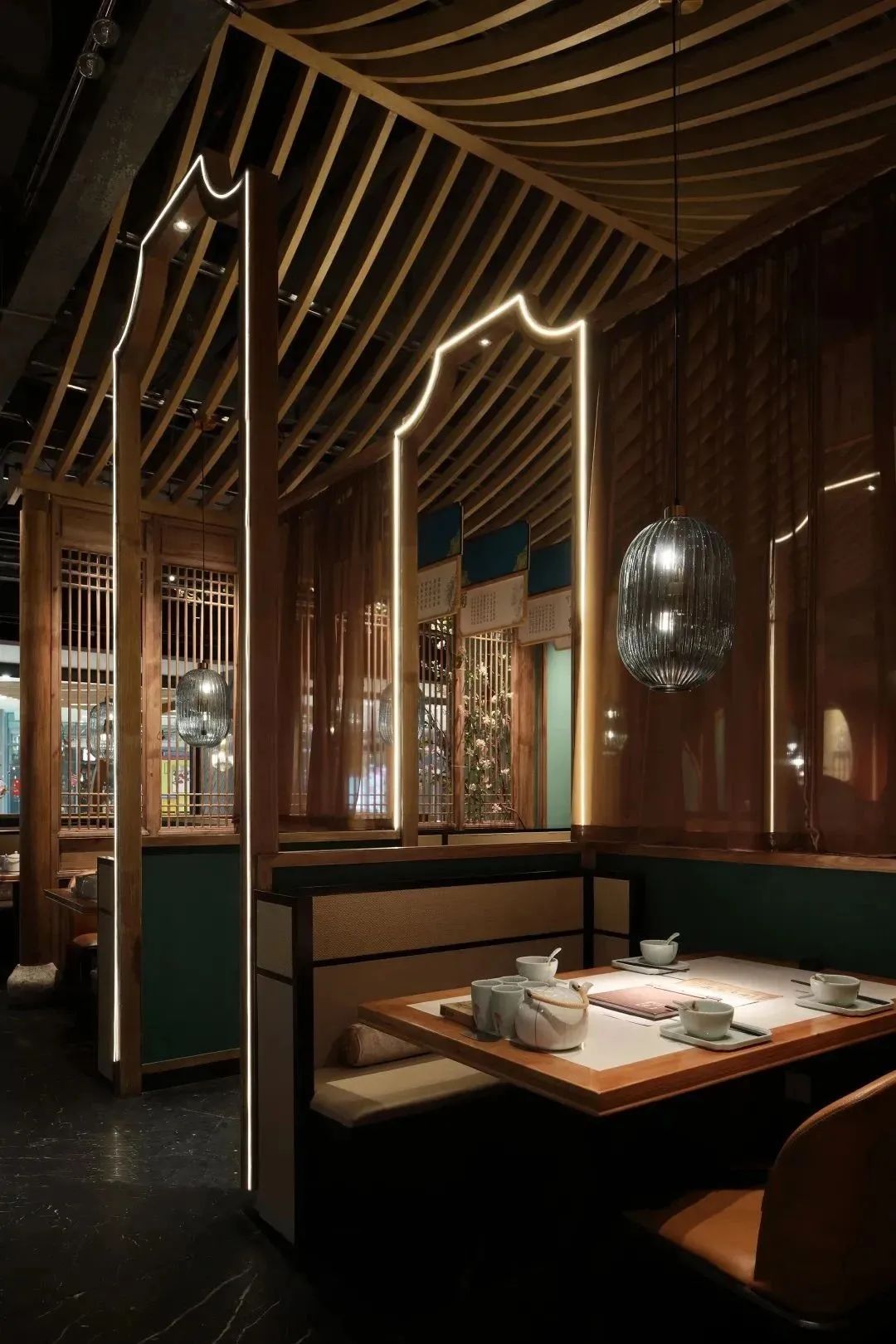 南京锦绣新中式餐厅 | 园林借景与中式色彩的完美融合-14