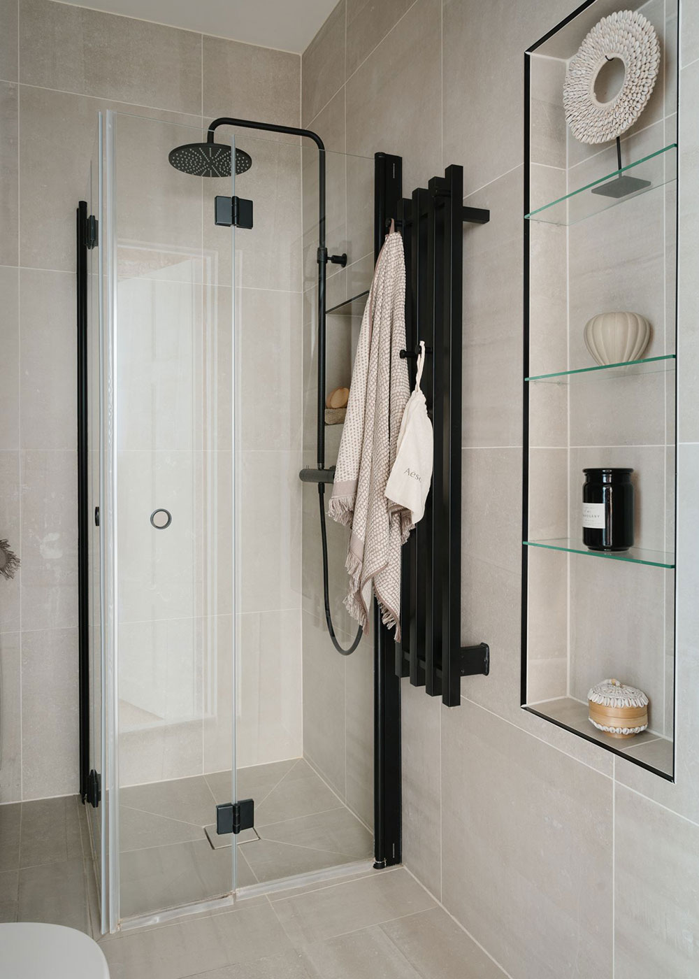 北欧风格瑞典公寓，温馨明亮的湾窗设计-31