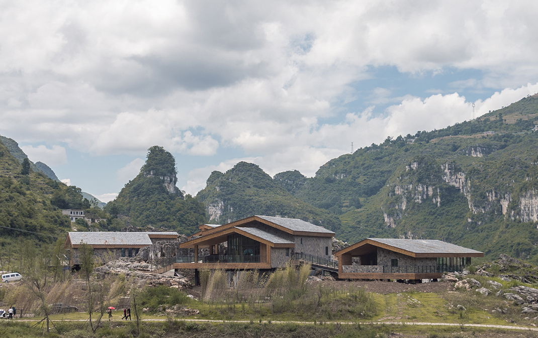 贵州安龙喀斯特峡谷度假村的游客中心-18