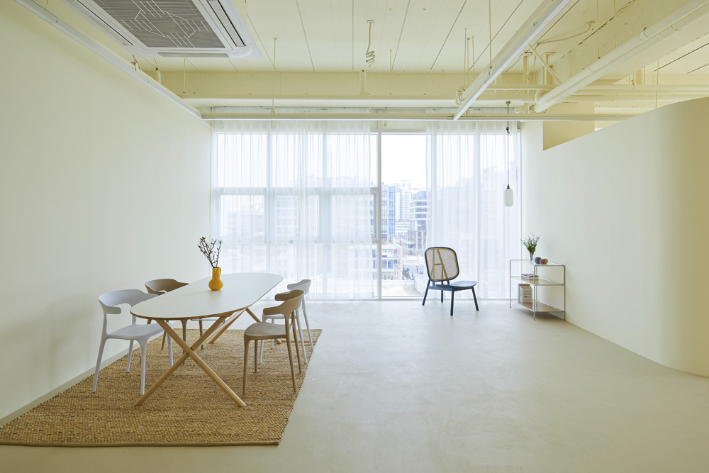 30 平米极简工作室，白色调的优雅魅力-5