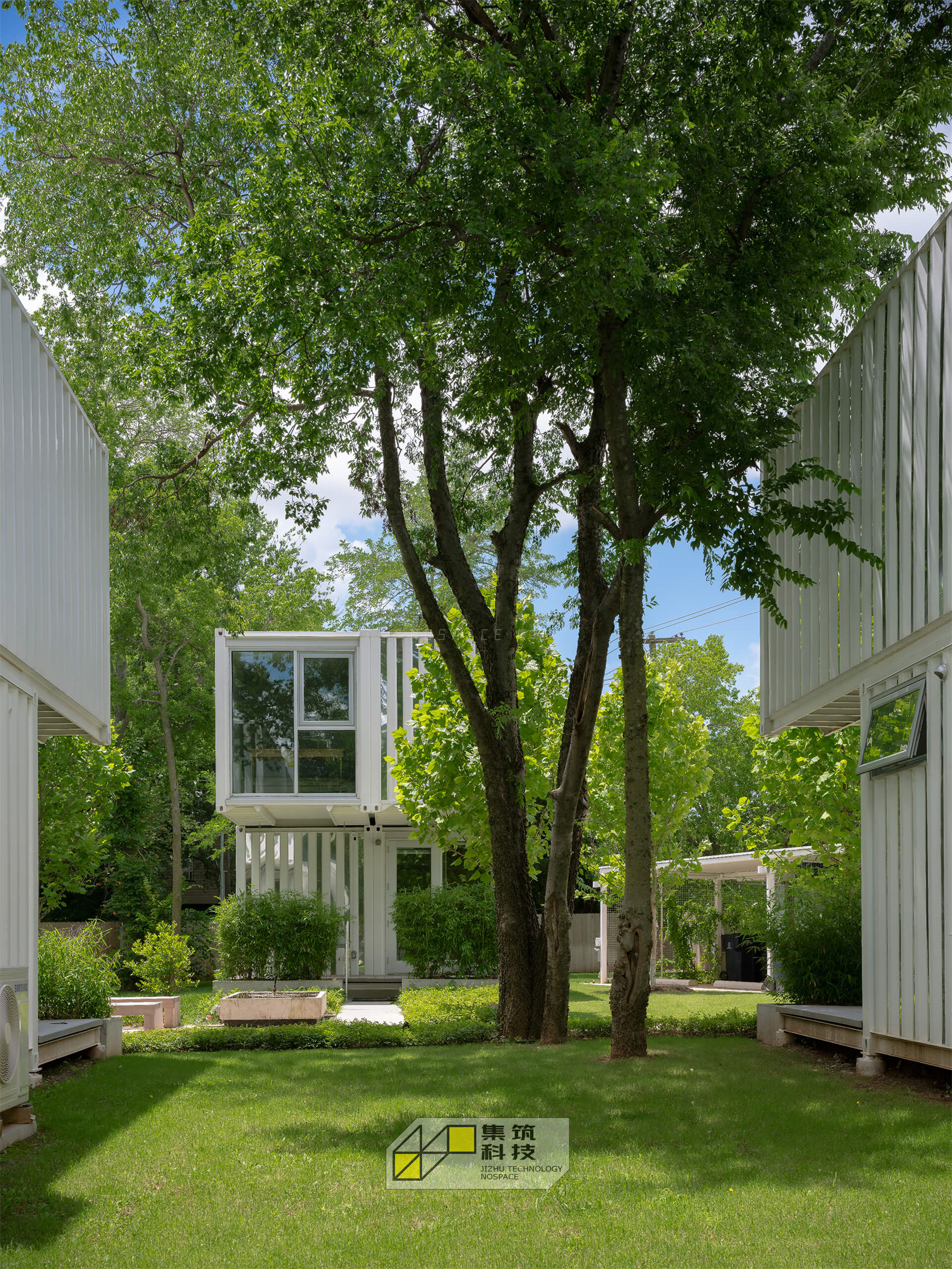 松鼠公园纯白镜面集装箱民宿丨美国俄克拉荷马城丨AHMM 建筑事务所-12