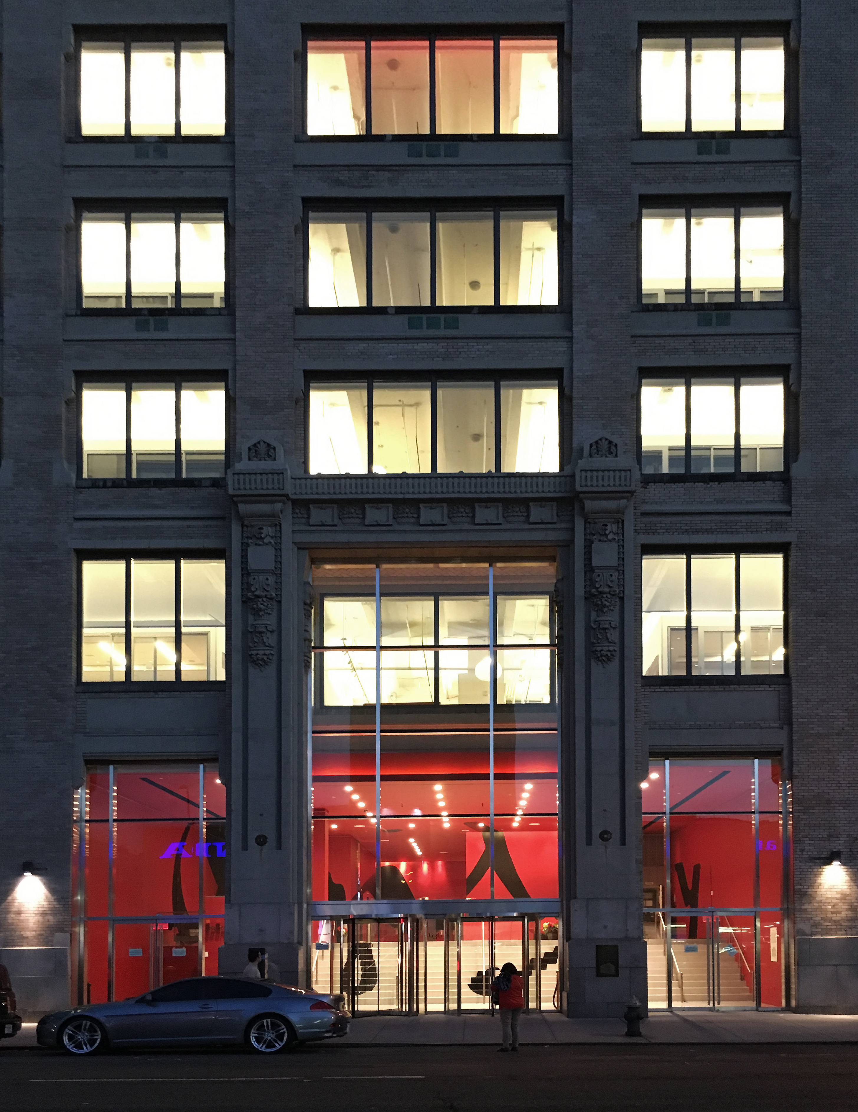 "OGILVY 大厅 | Antonio Matres 双色空间的魅力"-12