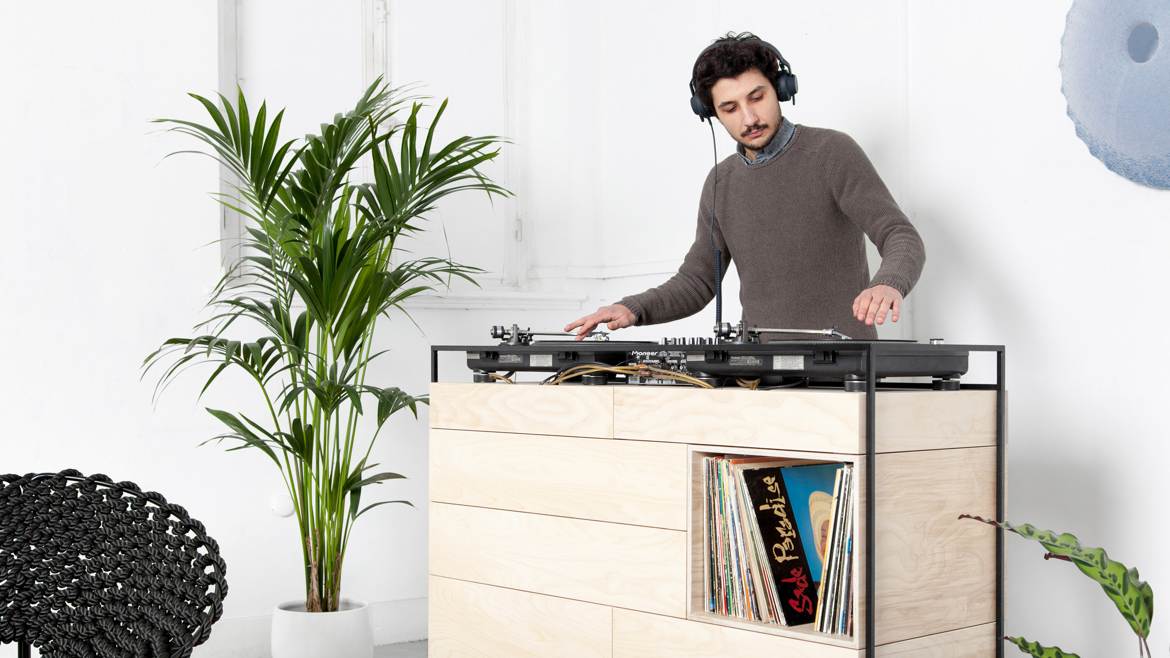 荷兰设计师打造的家庭 DJ 选择器内阁-0