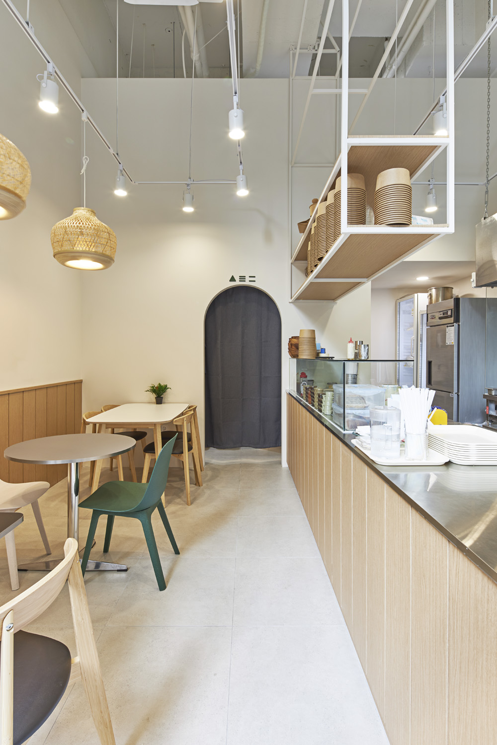 10 坪简约设计 白色木纹打造清爽咖啡厅-8